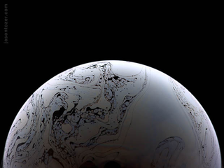 Illustration for article titled Photos of Soap Bubbles that Look Like Trippy Exoplanets